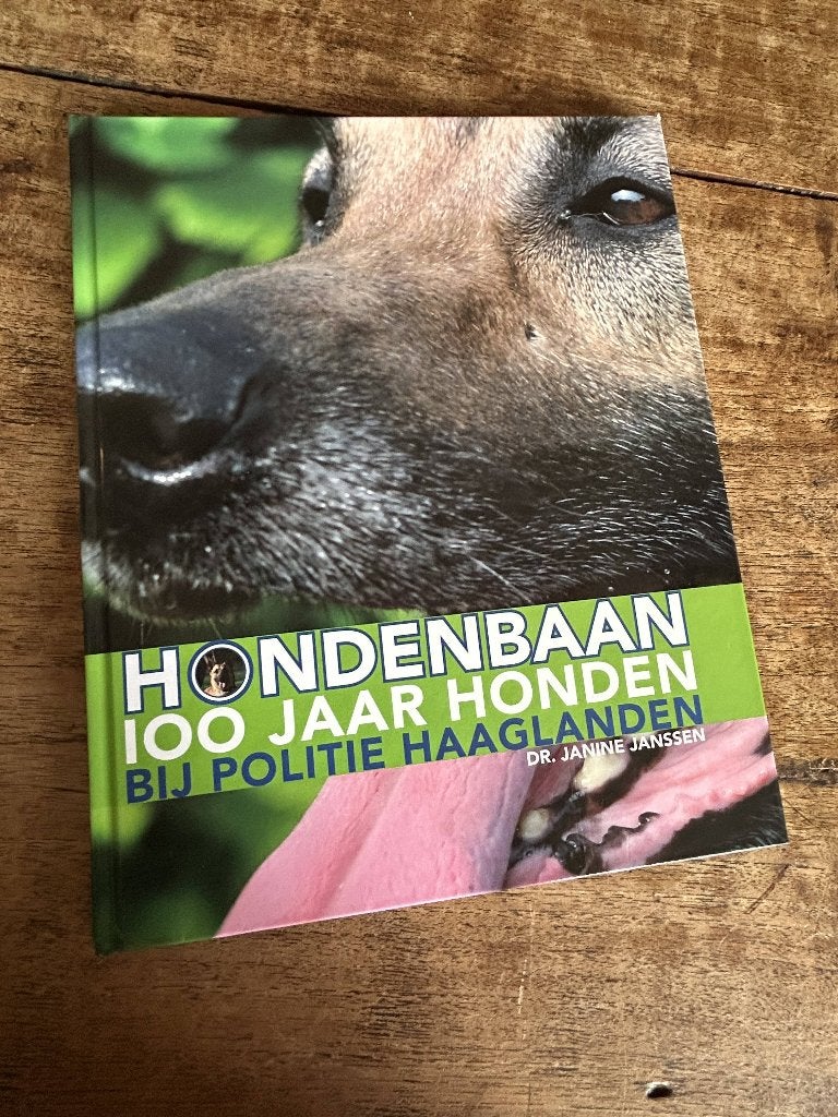 Hondenbaan 100 jaar honden bij Politie Haaglanden, Boeken, 20e eeuw of later, Dr. Janine Janssen, Ophalen of Verzenden, Zo goed als nieuw