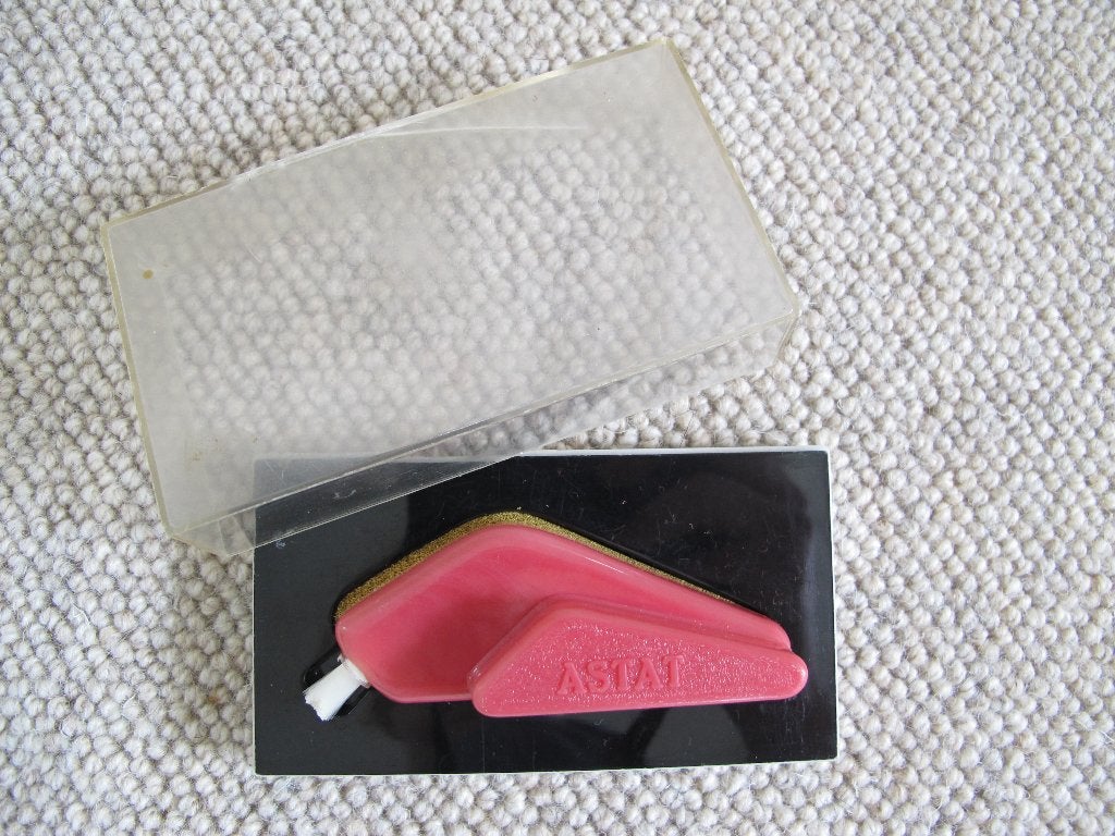 Vintage ASTAT platenborstel – LP borstel – rood – origineel, Ophalen of Verzenden, Gebruikt, Platenspeler-onderdeel, Overige merken