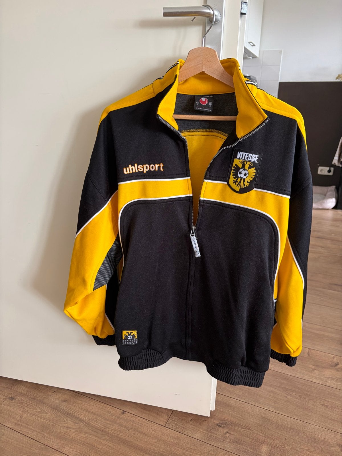 Vitesse Uhlsport Trainingsjack Zwart/Geel Maat L, Maat 52/54 (L), Zwart, Ophalen of Verzenden, Zo goed als nieuw