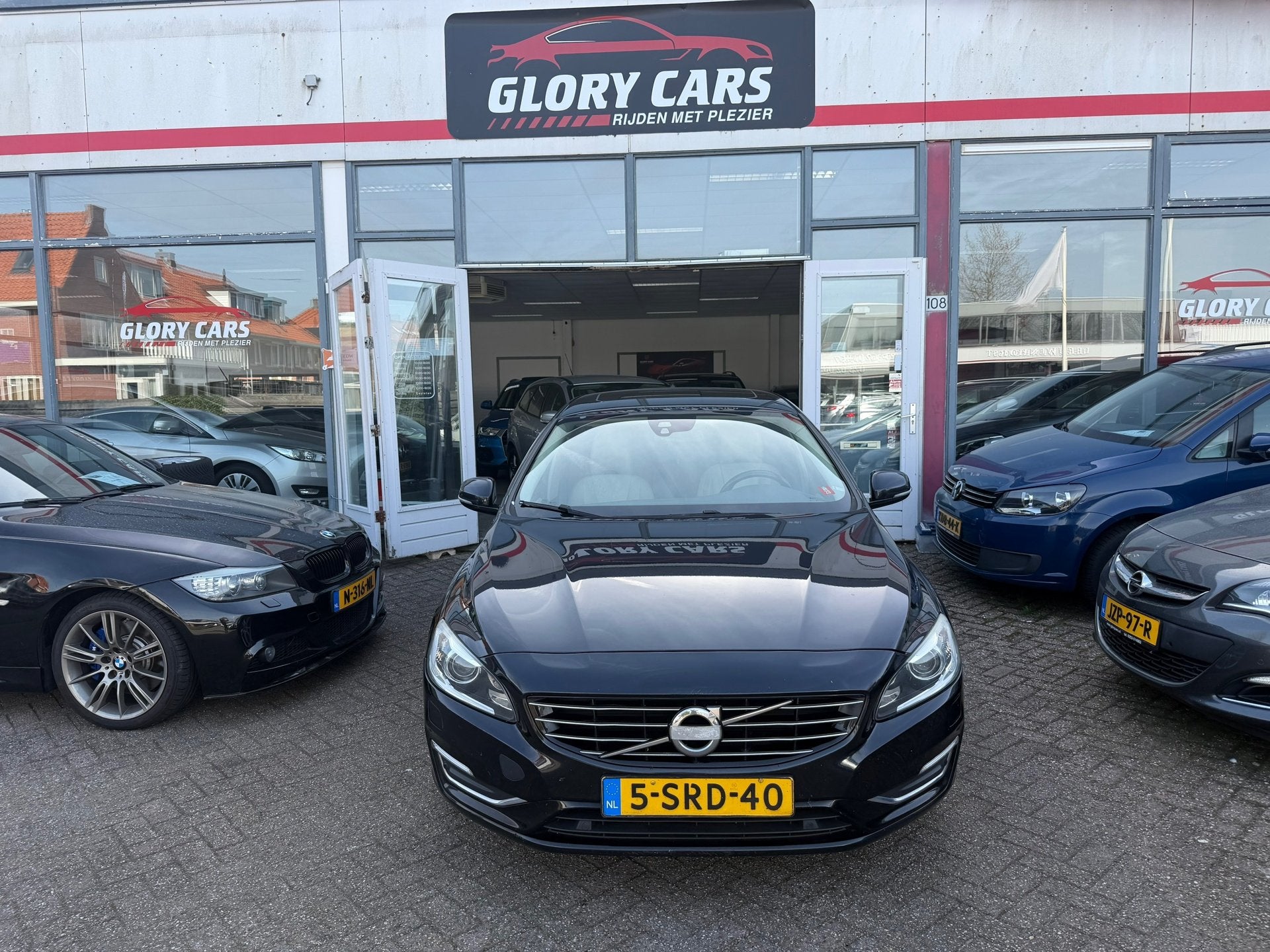 Volvo V60 2.4 D6 AWD Plug-In Hybrid AUTOMAAT-PANO-CAMERA, Auto's, Automaat, Zwart, Vierwielaandrijving, 11 kWh