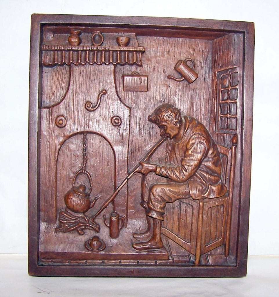 Antieke keramiekreliëf-man die haardvuur aansteekt. 27x23cm., Ophalen of Verzenden