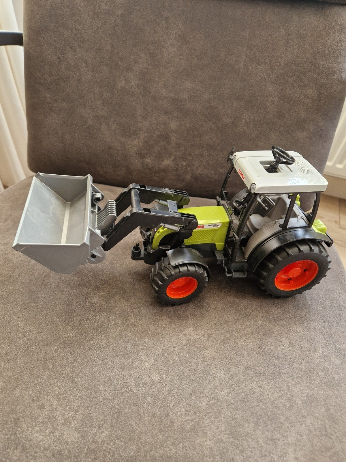 Bruder Claas Nectis 267F trekker met voorlader en extra stuu, Ophalen of Verzenden, Gebruikt