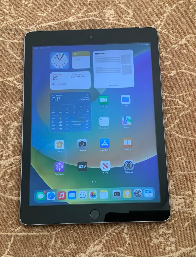 Apple iPad (5e generatie) 32GB Wi-Fi en 4g.  3 stuks, Ophalen of Verzenden, Zo goed als nieuw