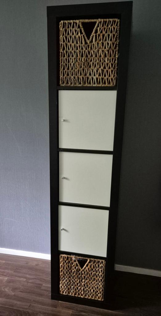 Ikea kallax kast met 5 vakken met deurtjes  en manden, Ophalen, Gebruikt