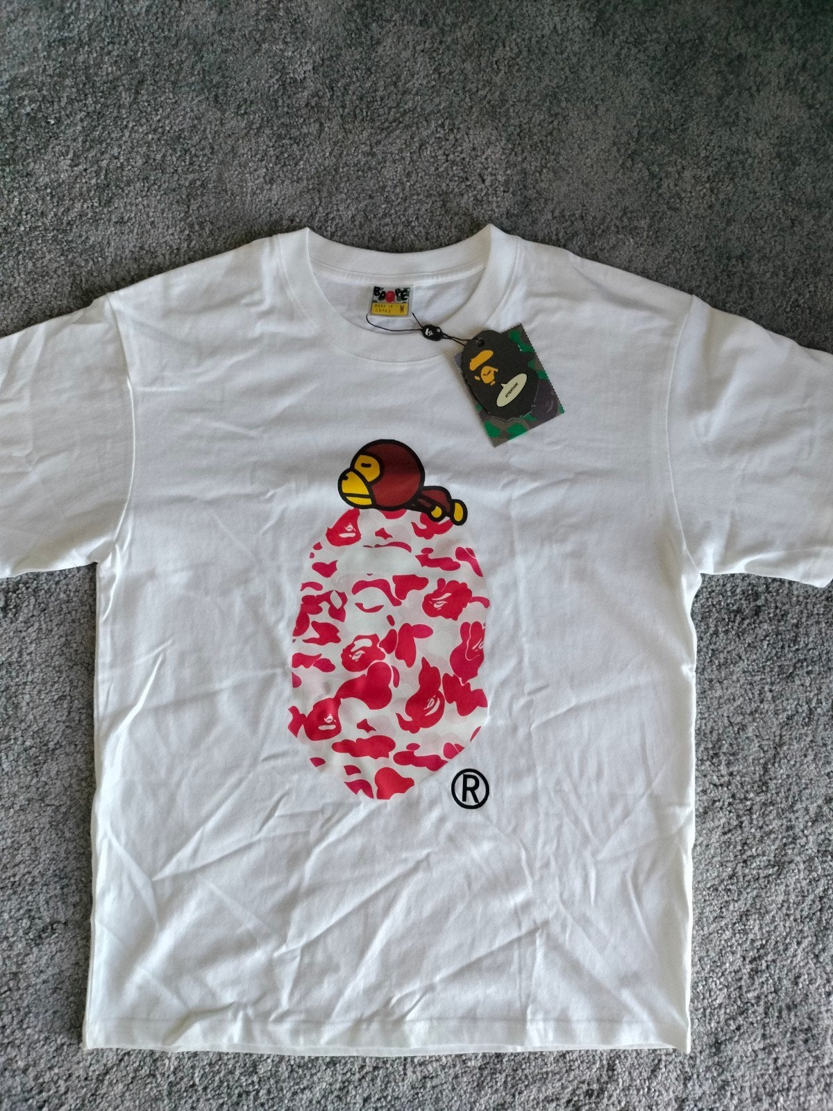 BAPE x Baby Milo T-shirt wit met roze/rode camo print, Maat 48/50 (M), Wit, Nieuw, Ophalen of Verzenden