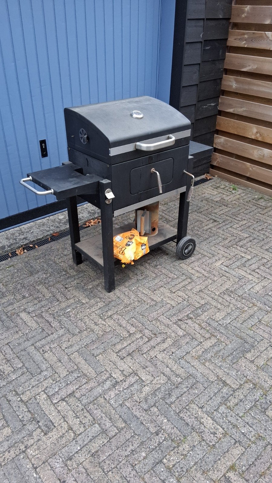 Gebruikte Houtskool BBQ met zijtafels en wielen, Ophalen, Gebruikt, Onbekend