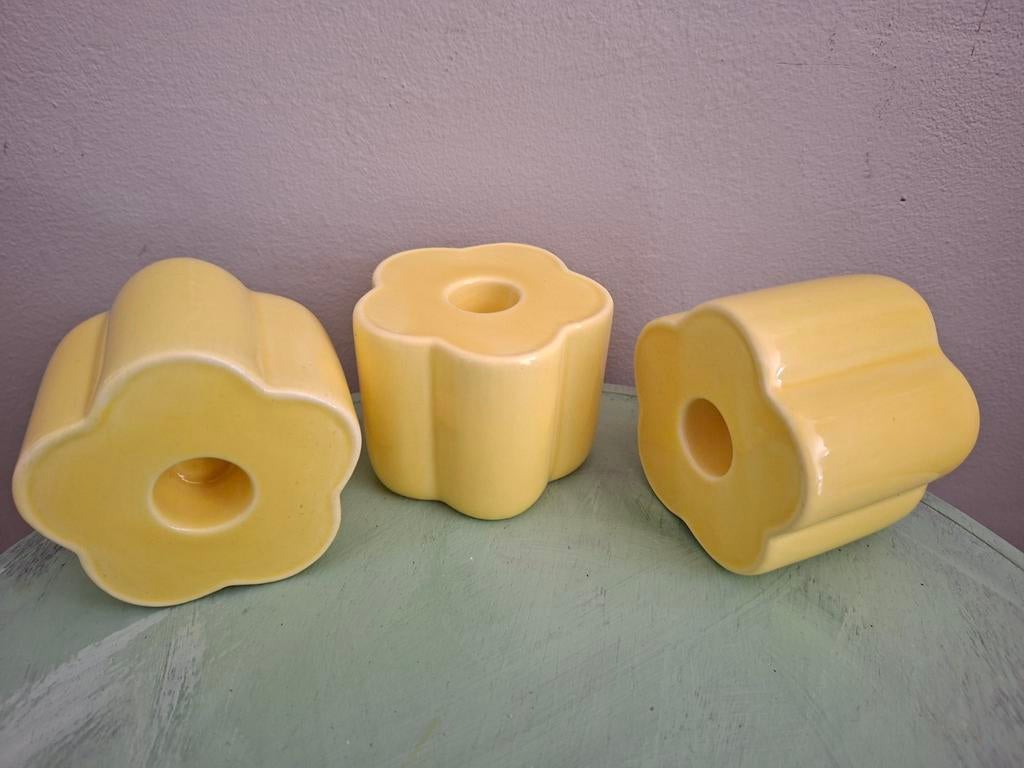 3 bloemvormige gele kaarsenhouders., Ophalen of Verzenden, Nieuw, Overige materialen, Minder dan 25 cm
