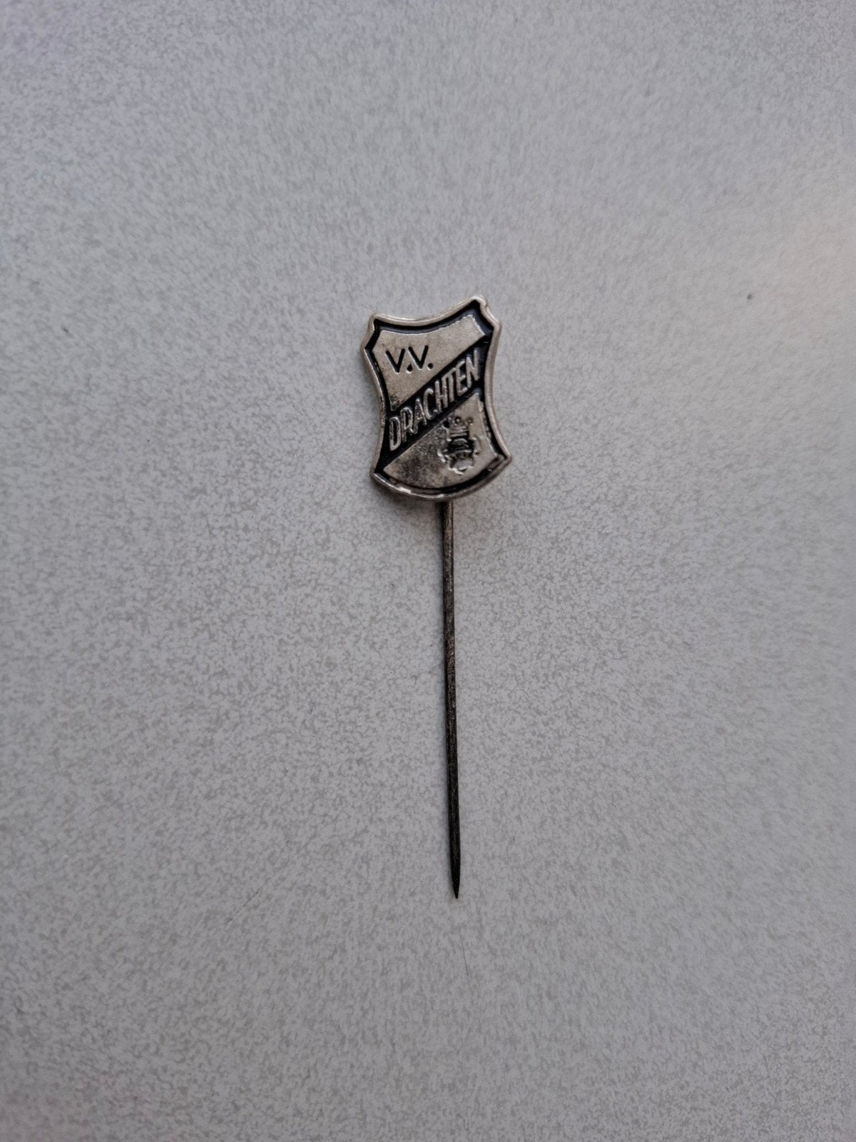 Vintage speldje pin prikker steekspeld V. V. Drachten, Ophalen of Verzenden