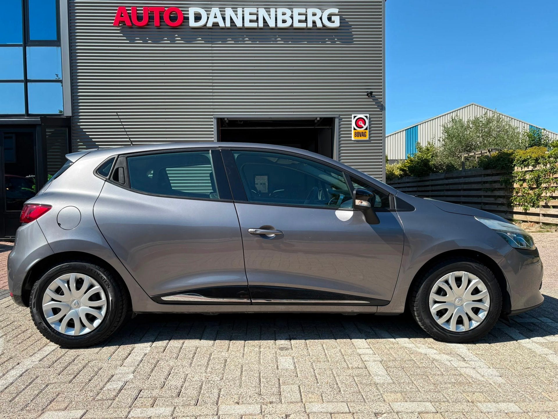 Renault Clio 0.9 TCe Authentique nieuwe apk, Voorwielaandrijving, Stof, 40 €/maand, Zwart