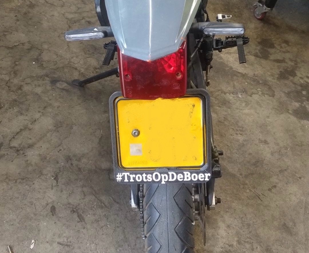 Custom kentekenplaat houders geel/blauw, Auto diversen, Ophalen of Verzenden, Nieuw