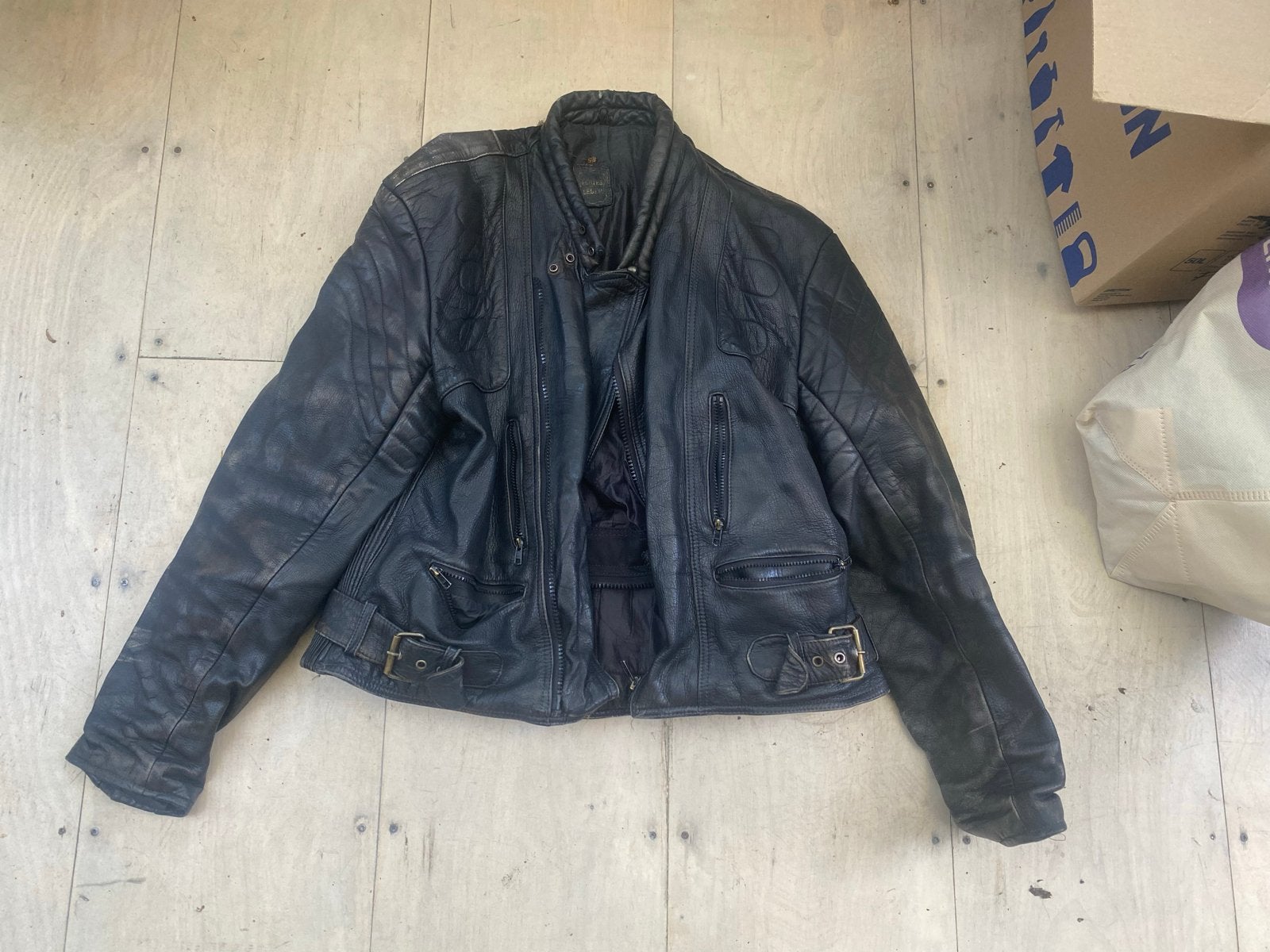 Gebruikte leren motorjas  maat 58 -met mooie details, Motoren, Kleding | Motorkleding, Ophalen, Tweedehands, Jas | leer