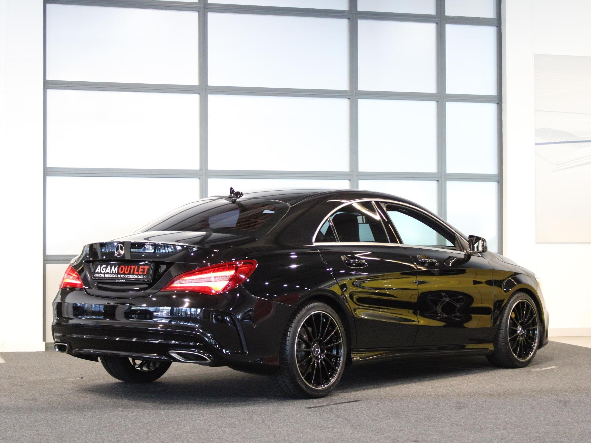 Mercedes-Benz CLA Coupé 180 Business Solution AMG, Gebruikt, 4 cilinders, Leder en Stof, Sedan