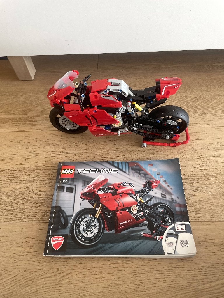 lego technic motor 42107, Lego, Compleet, Ophalen of Verzenden, Zo goed als nieuw