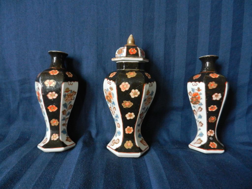 Driedelig Imari kaststel zwart en bloemdecor Samson ca 1900, Ophalen of Verzenden