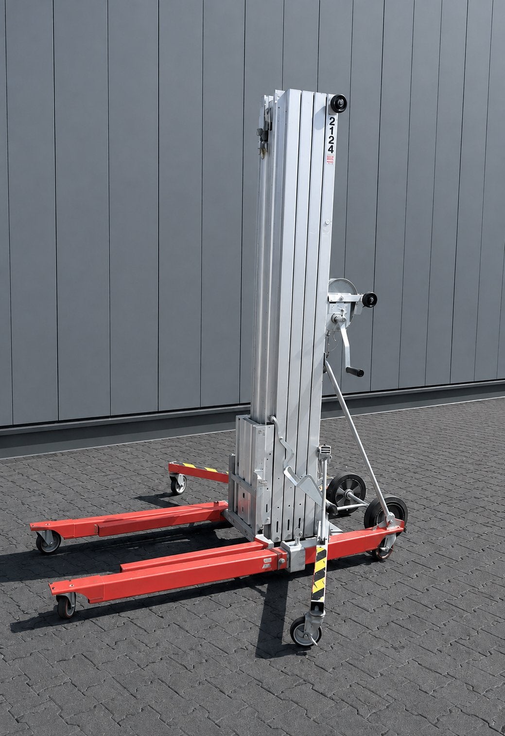 TE HUUR: Sumner 2124 kanaallift / materiaallift – 7,2 meter, Ophalen