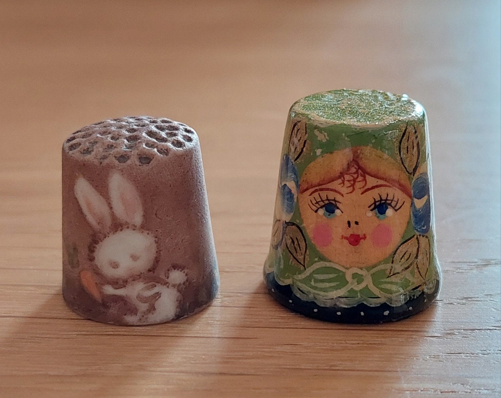 2 vrolijke Vingerhoedjes, Ophalen of Verzenden, Zo goed als nieuw