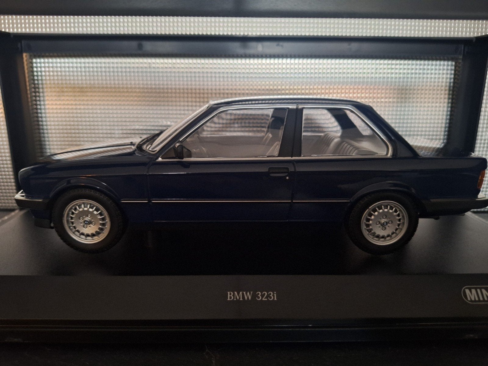 BMW 323i (E30) 1982 donker blauw Schaal 1:18, Minichamps, Auto, Nieuw, Ophalen of Verzenden