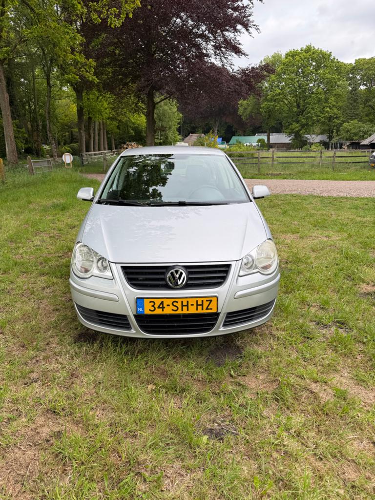 VWPolo 1.4 55KW 2006 Grijs NET NIEUWE APK GEHAD OP 18MEI2026, Auto's, Volkswagen, Voorwielaandrijving, 15 km/l, Metallic lak, Origineel Nederlands