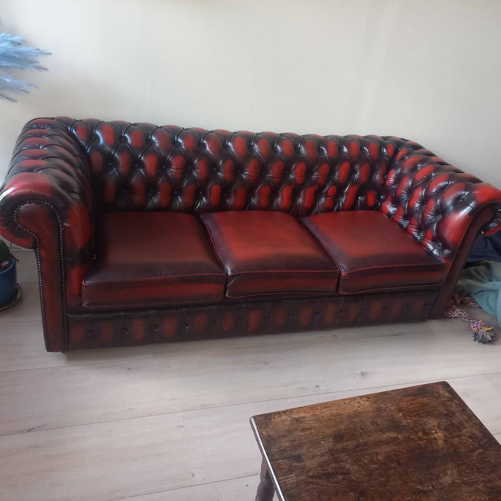 Chesterfield, 3-zits, roodzwart leer, zo goed als nieuw!, Huis en Inrichting, Ophalen, Minder dan 75 cm, Chesterfield, Driepersoons