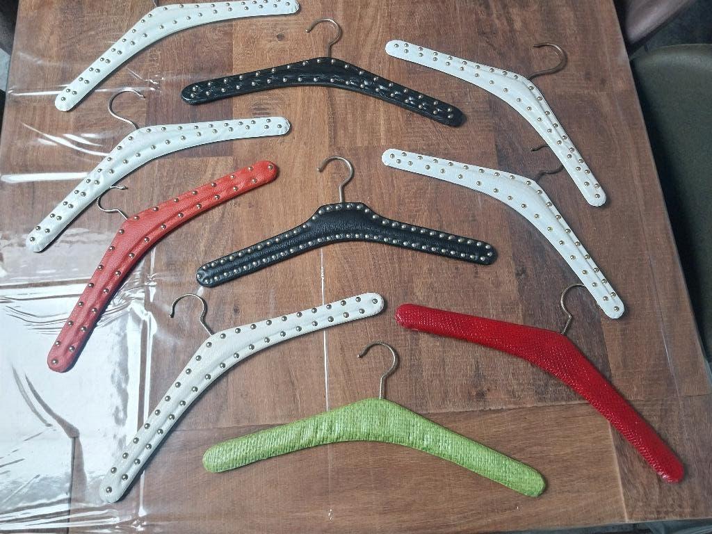 oma's nostalgische / vintage skai kledinghangers 10 stuks, Ophalen