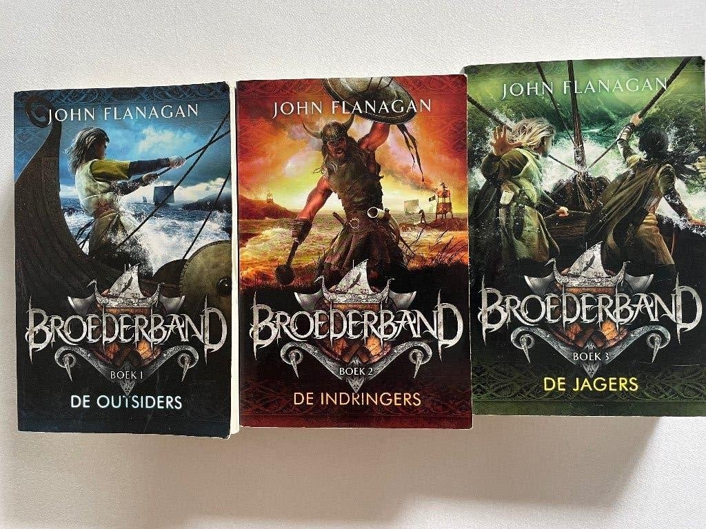 Drie boeken John flanagan:  Broederban, Ophalen of Verzenden, Zo goed als nieuw, John Flanagan, Nederland