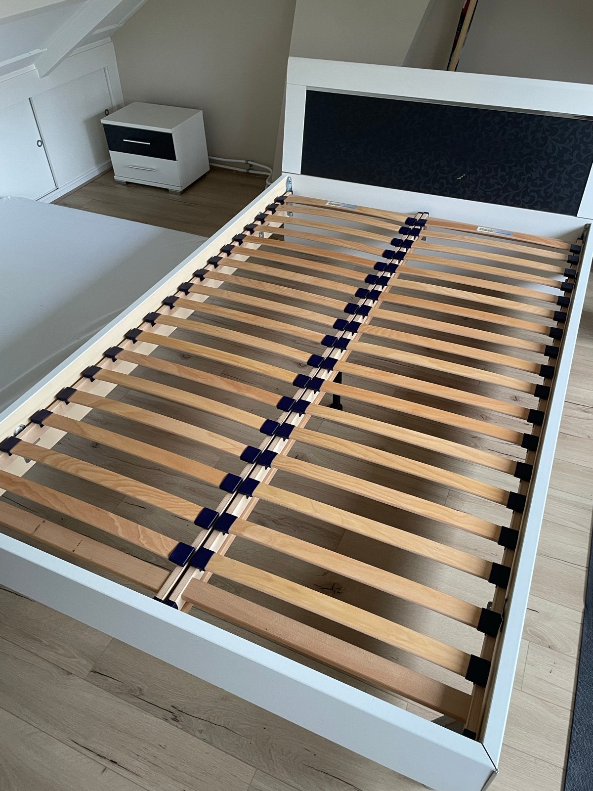 Tweepersoonsbed met lattenbodems en nachtkastje, Ophalen, Gebruikt, Wit, Tweepersoons