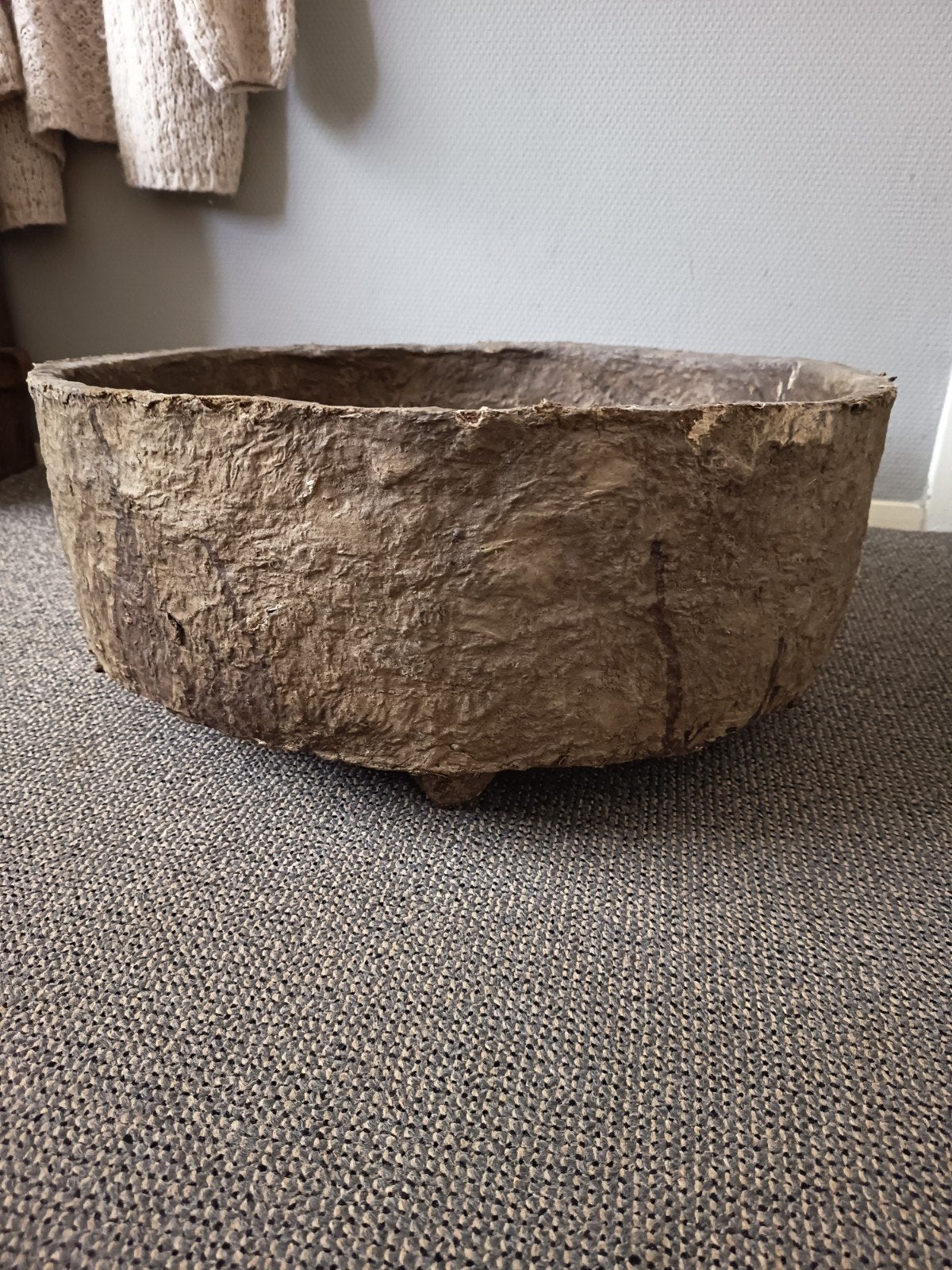 Grote stoere schaal van leem/papier mache, Ophalen, Rond