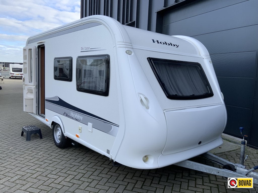 Hobby De Luxe 420 KB, Caravans en Kamperen, Standaardzit, Dwars-stapelbed, Hobby, Serviceluik