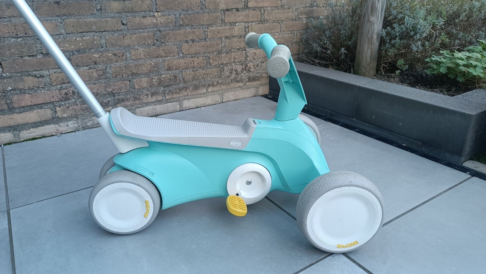 Berg loopauto als nieuw! met duwstang, Ophalen, Zo goed als nieuw, Loopvoertuig
