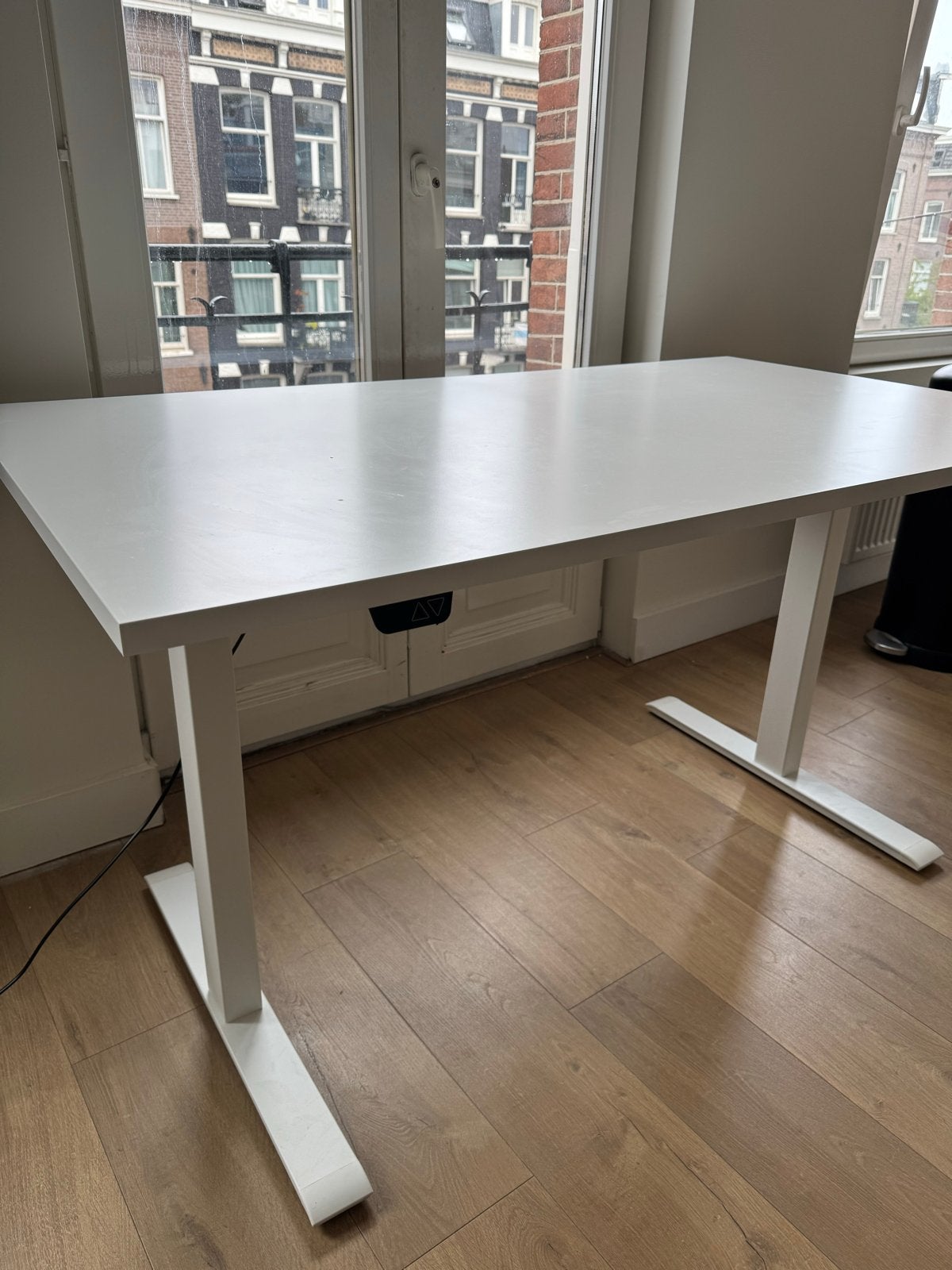 IKEA Bekant Zit-sta bureau wit - Elektrisch verstelbaar, Huis en Inrichting, Bureaus, Ophalen, Zit-sta bureau, Elektrisch, Gebruikt