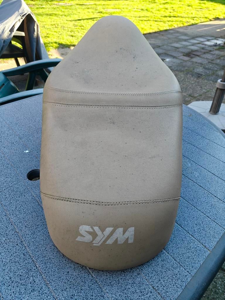 Sym allo zadel met kuip, Fietsen en Brommers, Brommeronderdelen | Scooters, Ophalen, Gebruikt, Zadel