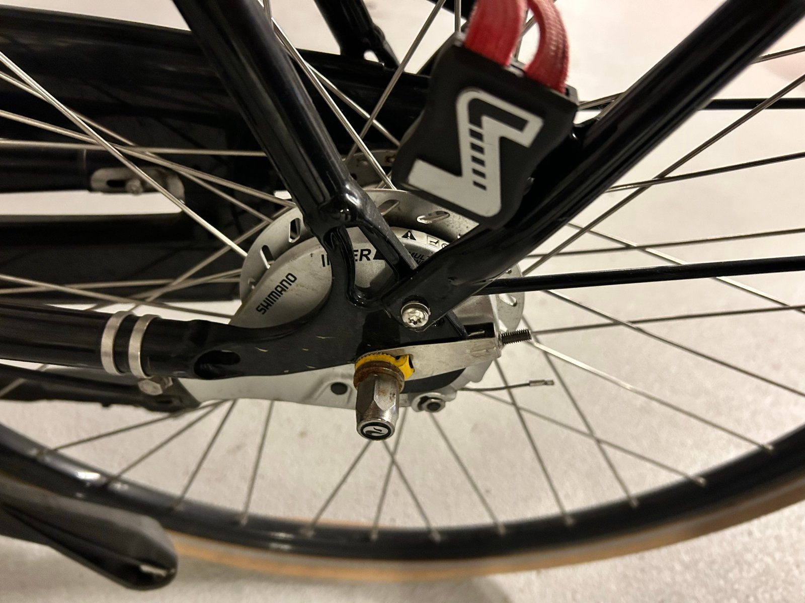 Foto 7 van Batavus damesfiets met kinderzitje en mand - Goede staat