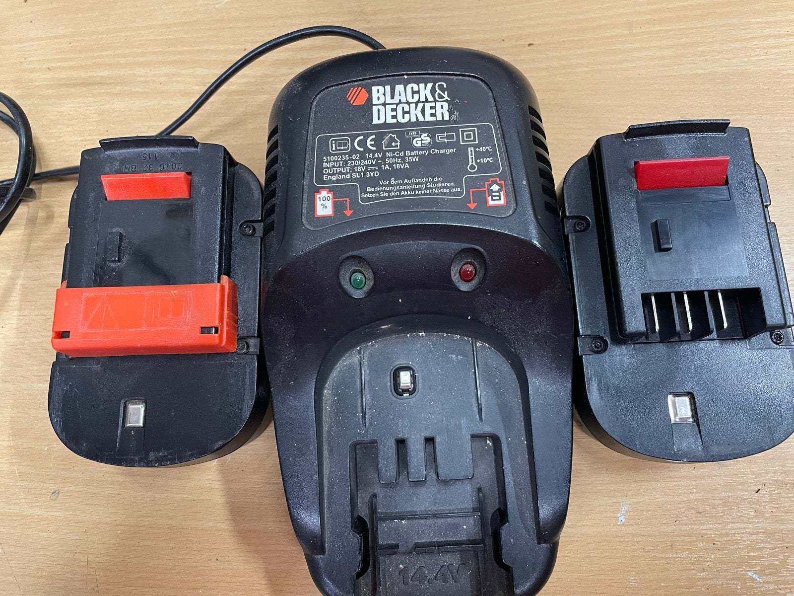 Black & Decker 14.4V Ni-Cd Acculader met 2 Accu's, Ophalen of Verzenden, Gebruikt