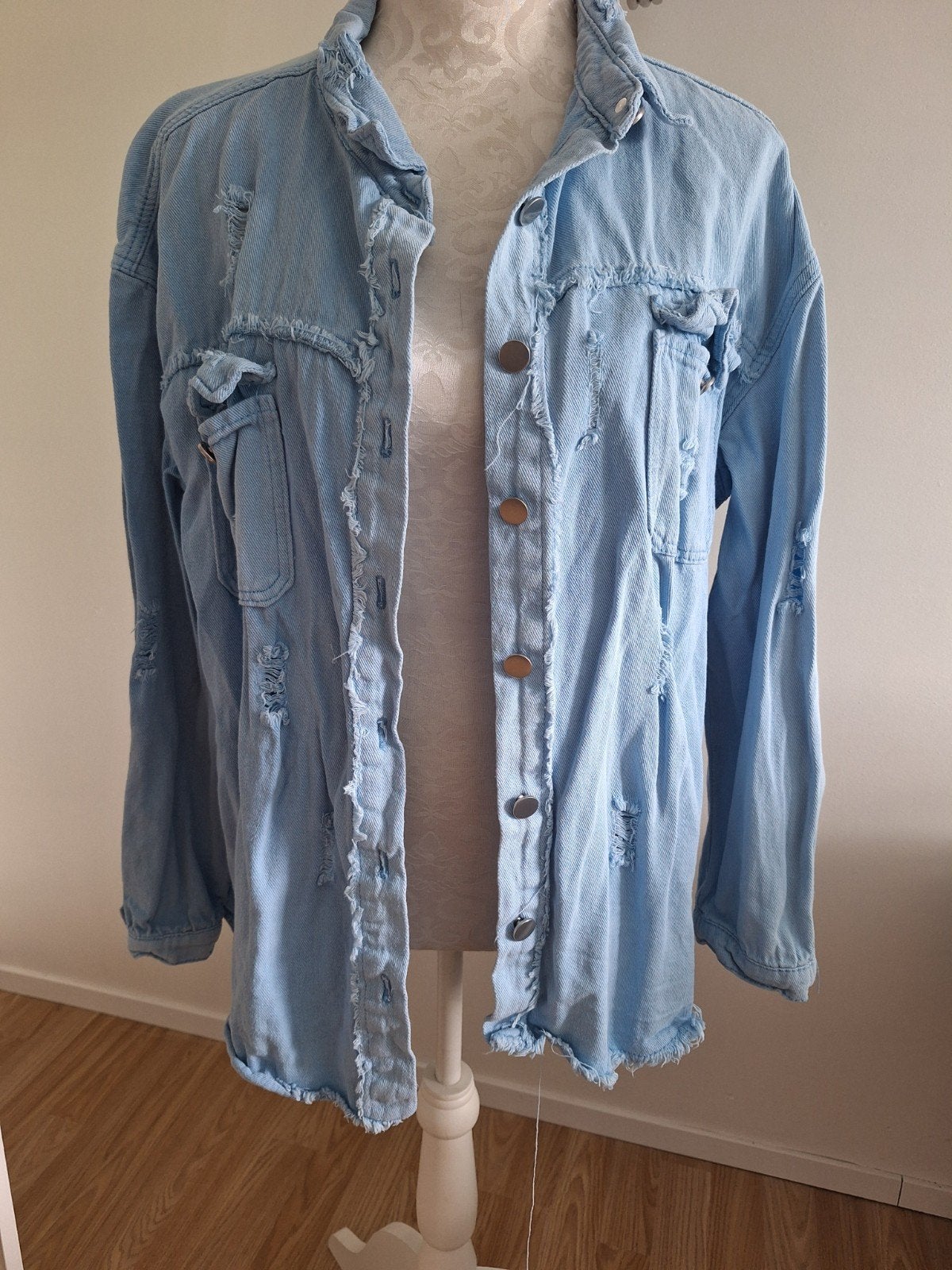 Lichtblauwe spijkerjas met distressed details, Blauw, Maat 46/48 (XL) of groter, Ophalen of Verzenden, Onbekend