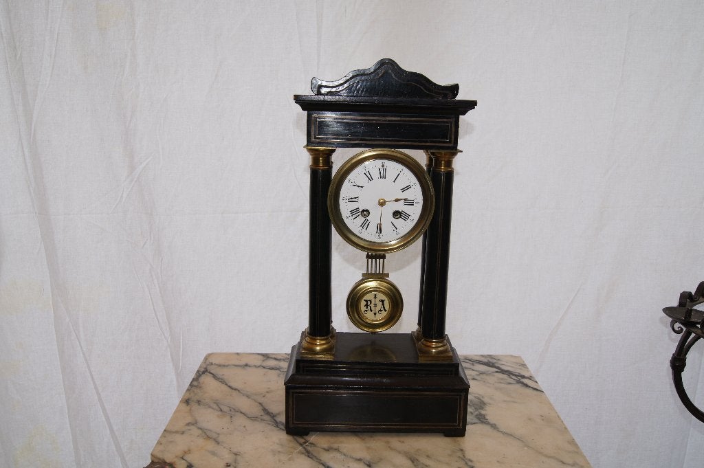 Antieke pendule klok met zuilen en messing accenten, Antiek en Kunst, Antiek | Klokken, Ophalen of Verzenden
