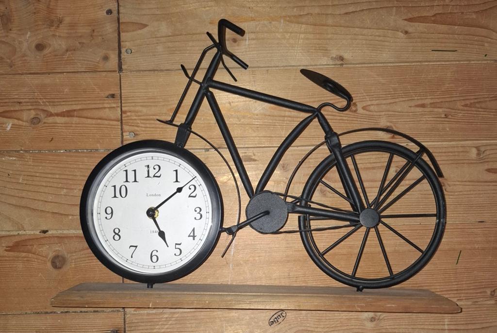 Decoratieve fietsklok - Tafelklok in fietsdesign, Huis en Inrichting, Woonaccessoires | Klokken, Ophalen of Verzenden, Zo goed als nieuw
