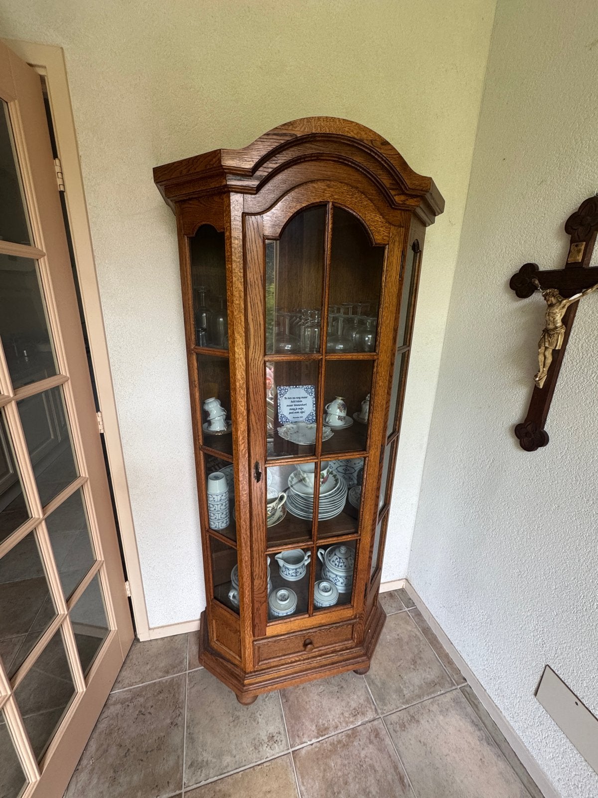 Elegante vitrinekast van eikenhout met glazen deuren, Ophalen