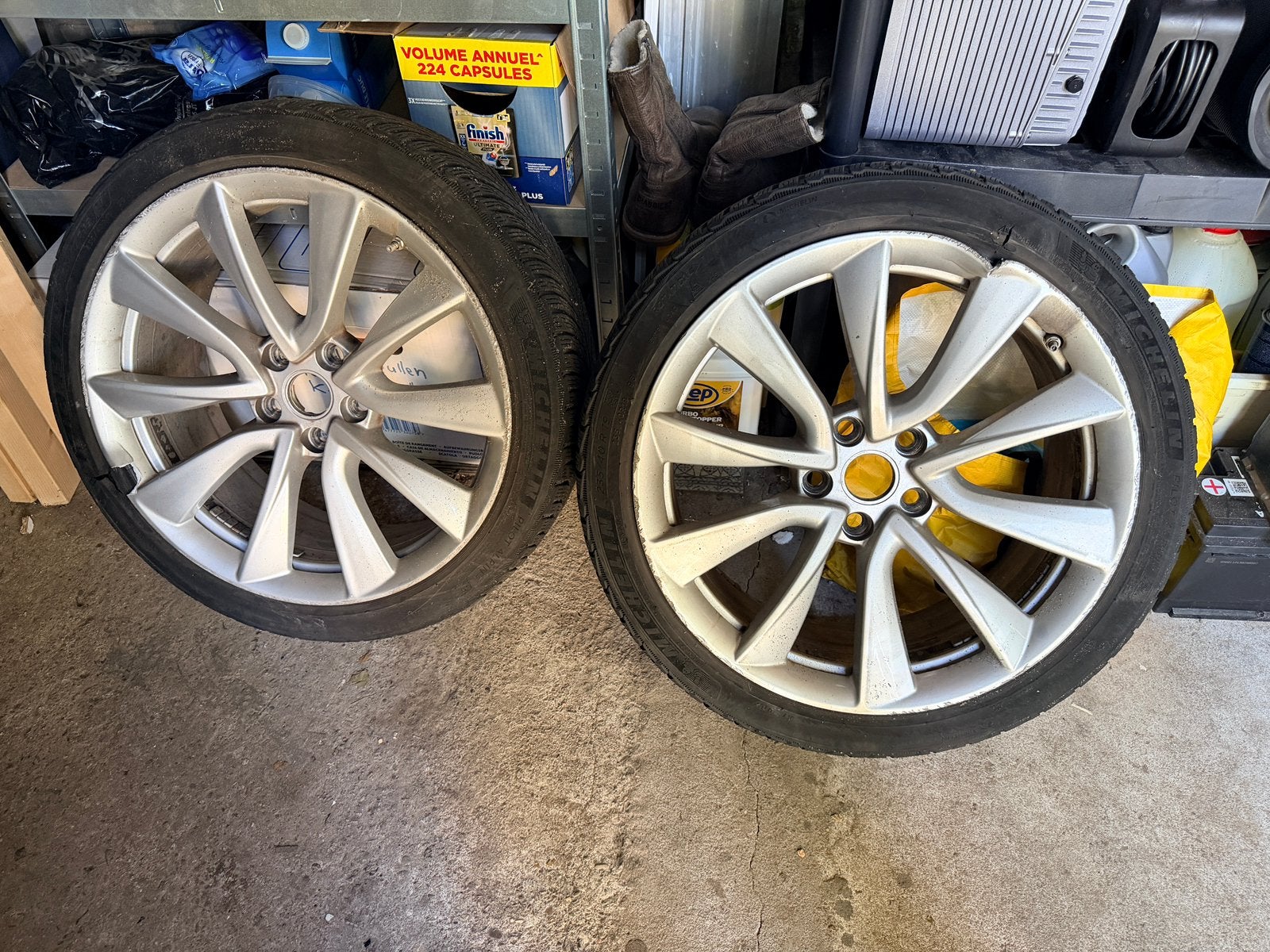 2 Tesla velgen met schade