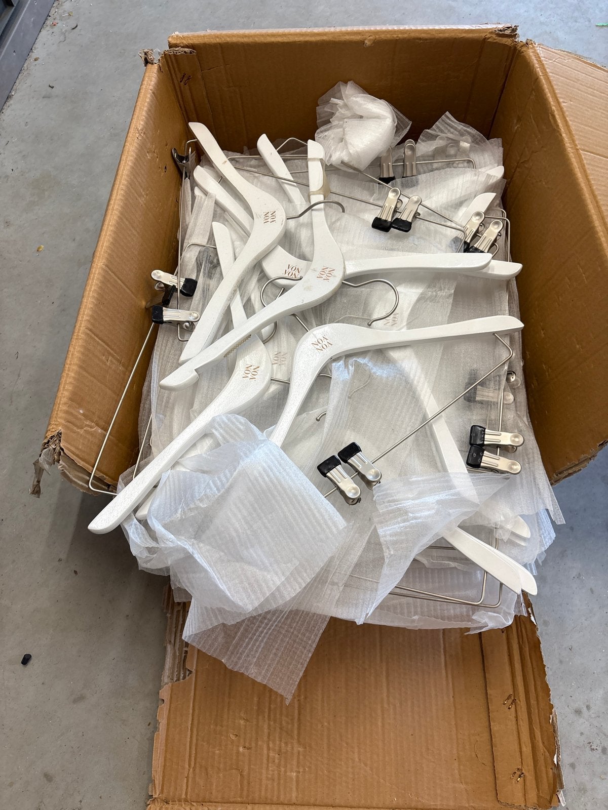 Witte kledinghangers met klemmen, Kleding | Dames, Kledinghangers, Ophalen of Verzenden, Zo goed als nieuw, Hout, Volwassenen
