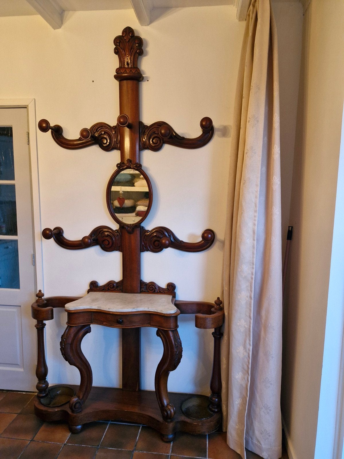 Antieke wortelnoothouten of mahoniehouten kapstok, Antiek en Kunst, Ophalen