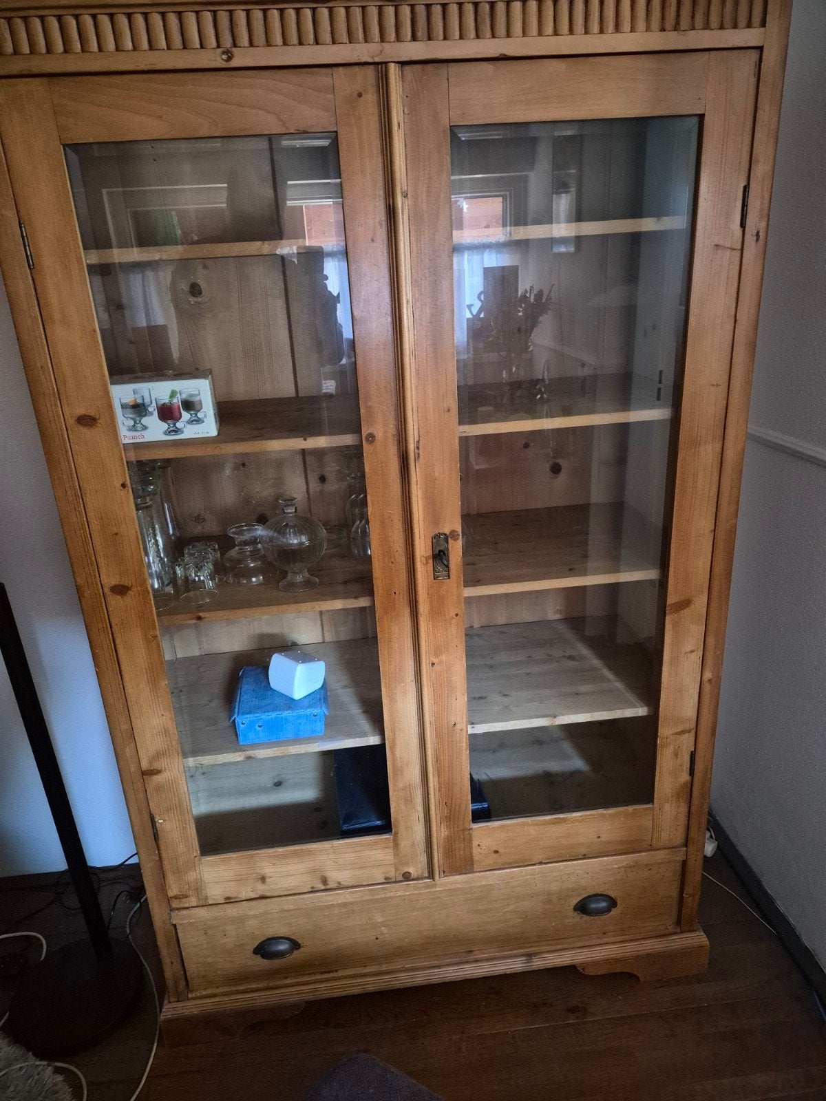 grenen vitrinekast met glazen deuren, Ophalen