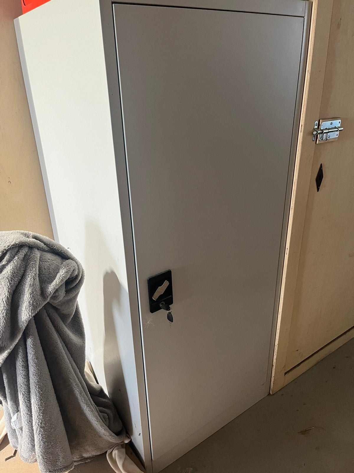 Zadel kast metaal 60x140x60 diep afsluitbaar, Huis en Inrichting, Kasten | Roldeurkasten en Archiefkasten, Ophalen of Verzenden