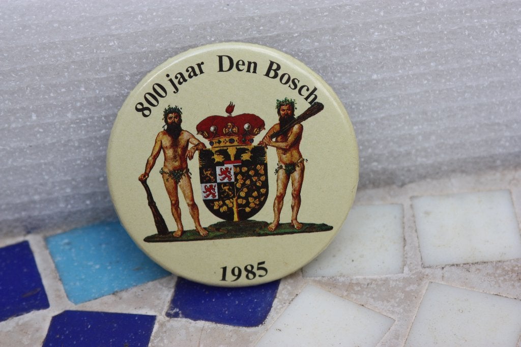 Button 800 jaar Den Bosch 1985, Ophalen of Verzenden, Gebruikt, Overige onderwerpen, Button
