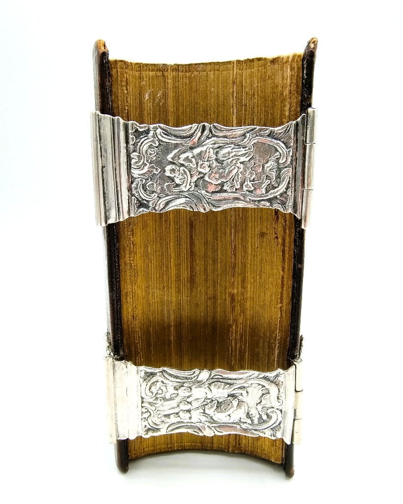 Bijbel met zilveren sloten met bijbelse voorstellingen, 1818, Antiek en Kunst, Antiek | Boeken en Bijbels, Verzenden, Bijbel