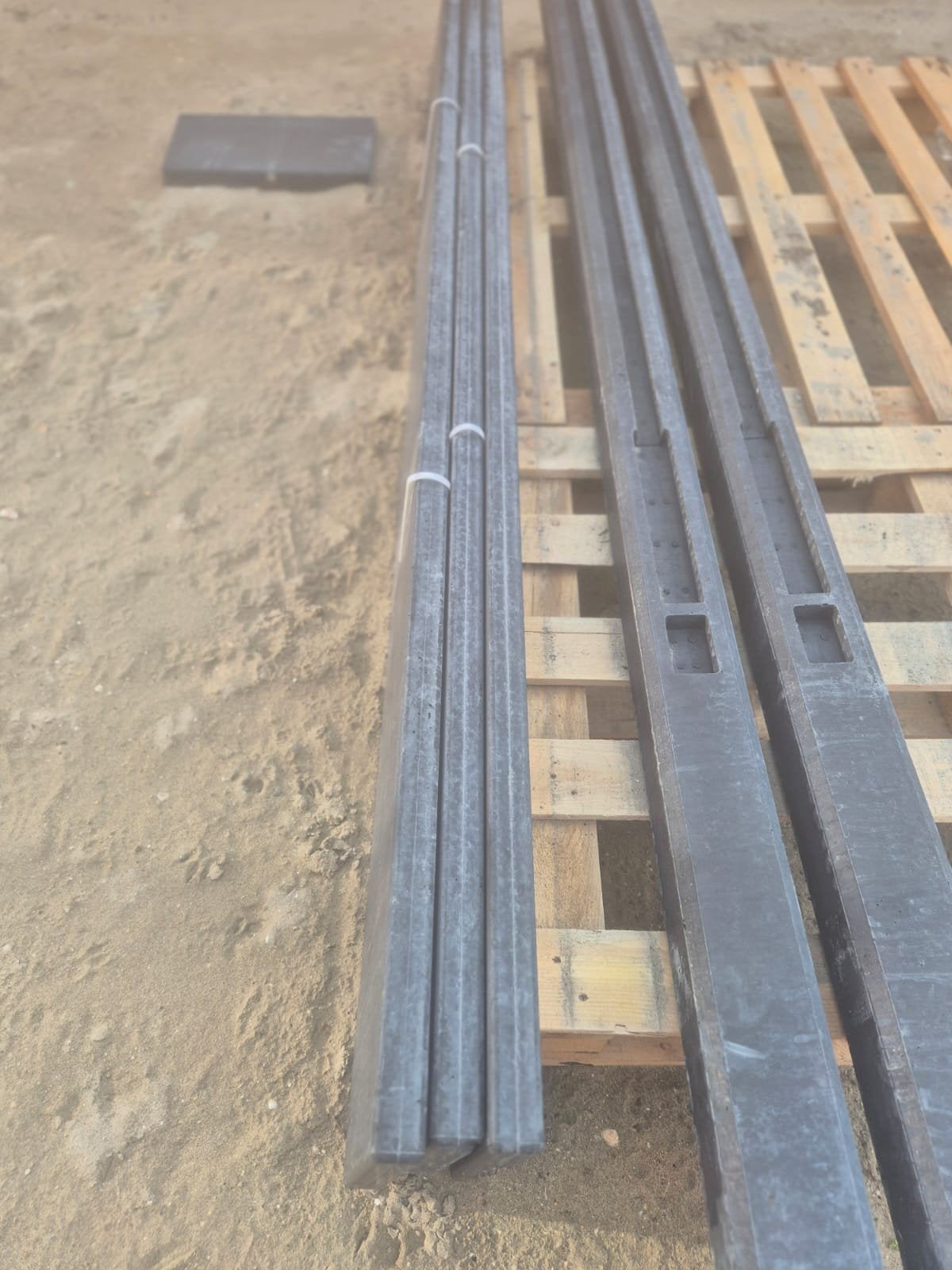 Betonpalen met sleuf 2 stuks en 3 betonnen tussenplaten, Tuin en Terras, Palen, Balken en Planken, Ophalen, 250 cm of meer, Palen