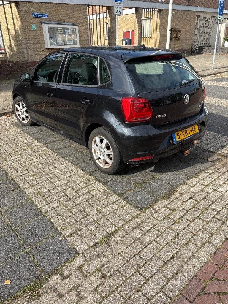 VW Polo 1.2 TSI 66KW 2014 Zwart APK gekeurd tot 09/2027, Auto's, Parkeersensor, 40 €/maand, 4 cilinders, Zwart