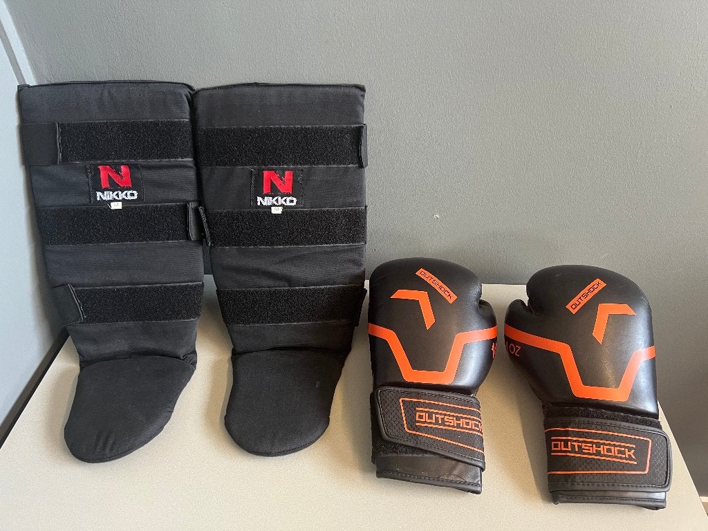 Outshock bokshandschoenen & Nikko scheenbeschermers, Maat M, Ophalen of Verzenden, Overige, Vechtsportbescherming