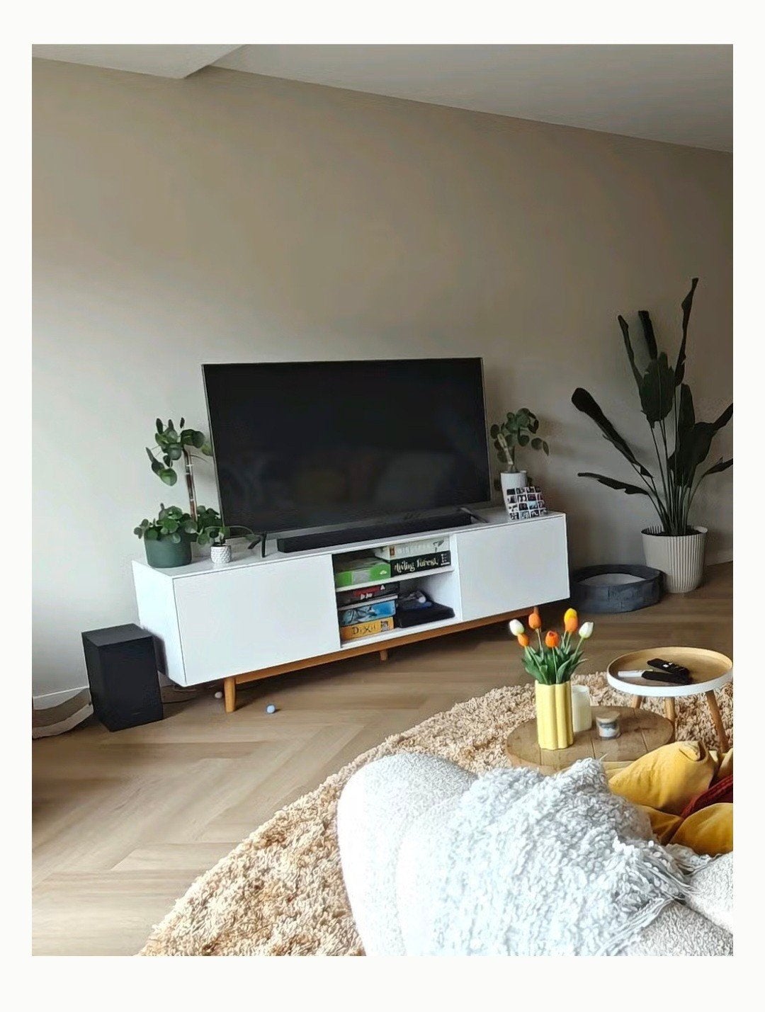 Modern wit tv-meubel met houten poten, Ophalen, Gebruikt, Modern, Scandinavisch, 150 tot 200 cm