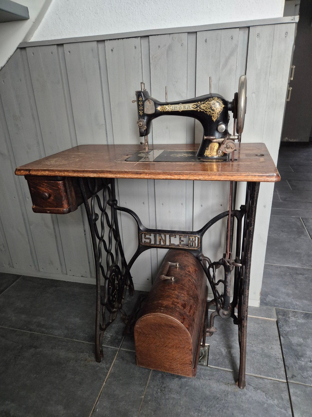 Antieke Singer Naaimachine met Houten Tafel en Kap, Ophalen