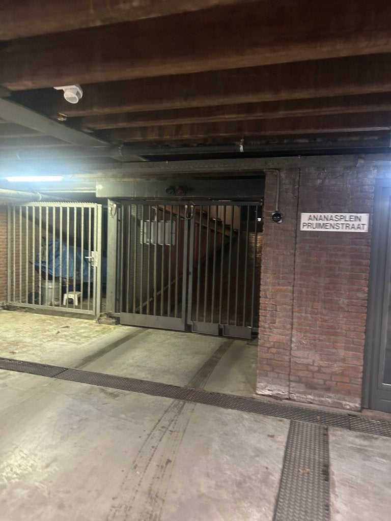 Parkeerplaats Amsterdam-noord ananasplein te huur 165,- pm, Ophalen
